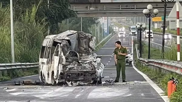 Xe cứu thương bốc cháy sau TNGT trên cao tốc, 3 người tử vong