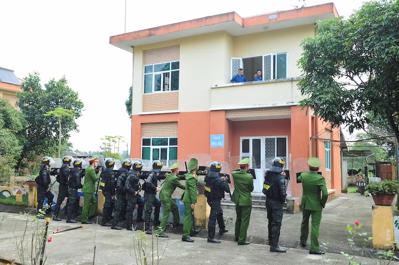 Khống chế thành công đối tượng gây rối tại cơ sở cai nghiện ma tuý trong diễn tập giải quyết một số tình huống đột xuất -3