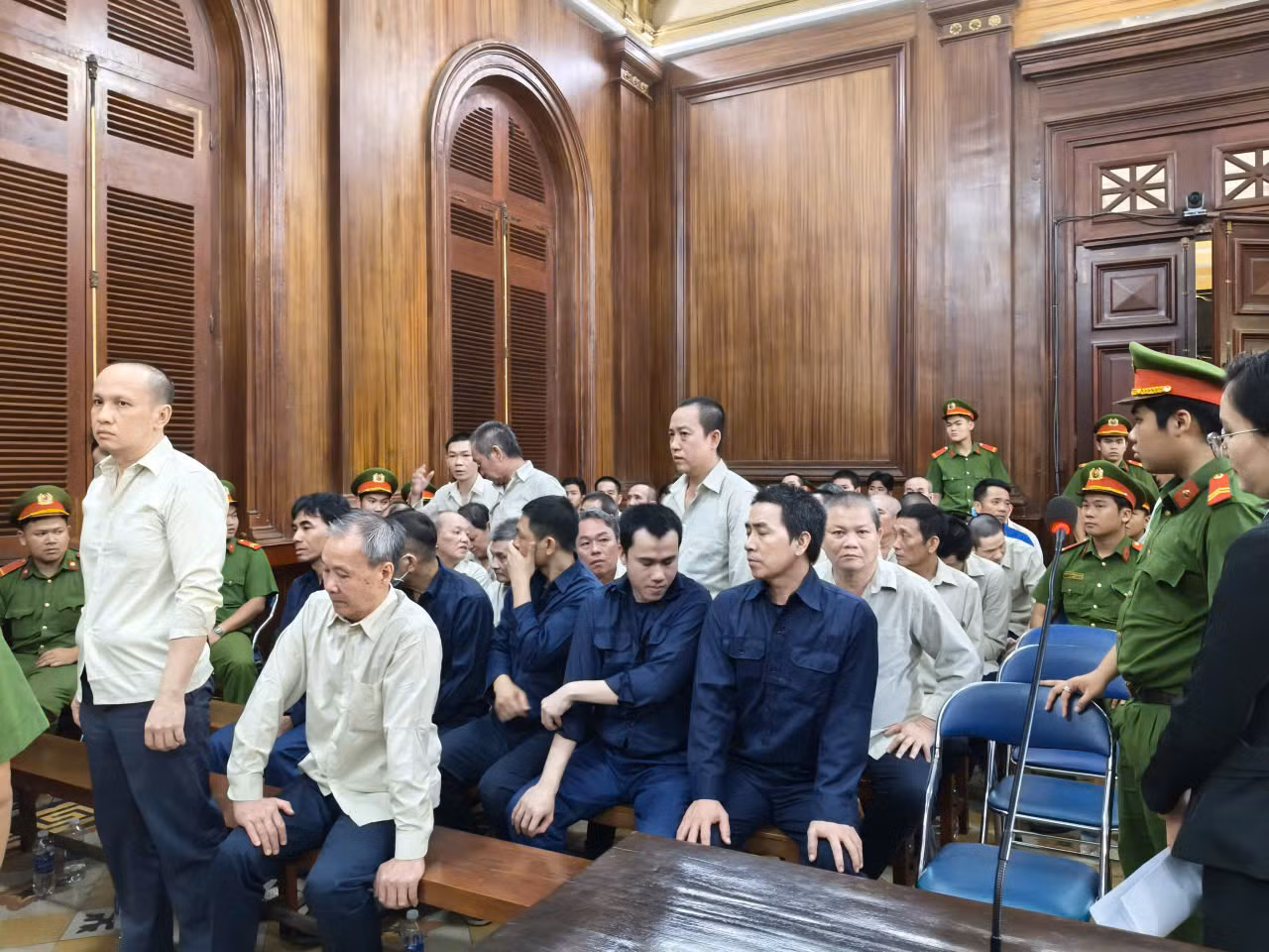 Các bị cáo trong quá trình xét xử.