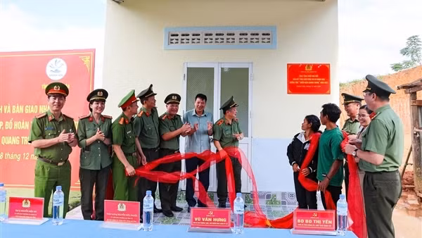 Công an tỉnh Khánh Hòa bàn giao căn nhà đầu tiên xây tặng người dân trong “Chiến dịch Quang Trung”