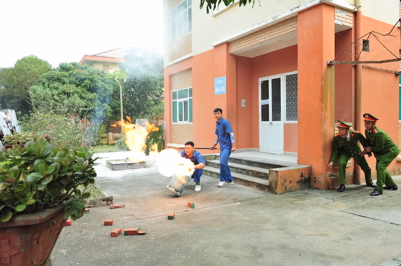 Khống chế thành công đối tượng gây rối tại cơ sở cai nghiện ma tuý trong diễn tập giải quyết một số tình huống đột xuất -7