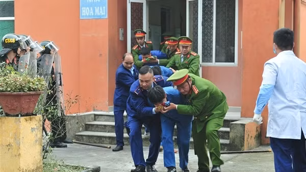 Diễn tập giải quyết một số tình huống đột xuất xảy ra tại cơ sở cai nghiện của Hà Nội