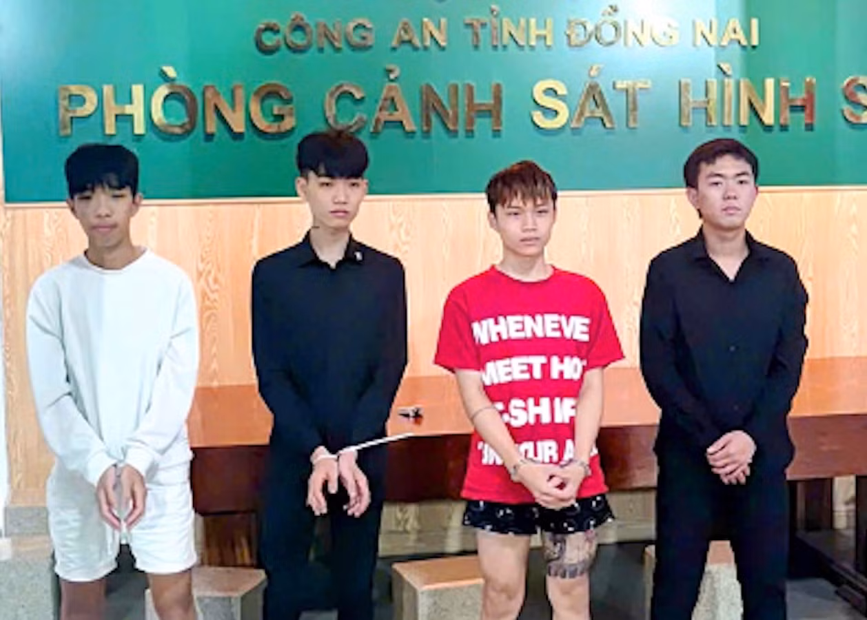 Hơn 4 giờ truy xét “nóng” nhóm đối tượng giết người -0