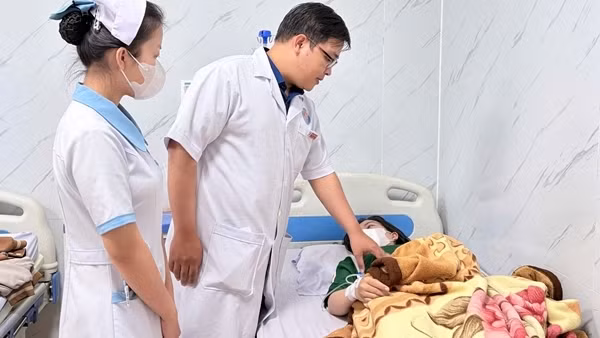 Gần 30 người nhập viện nghi ngộ độc sau khi ăn bánh mì
