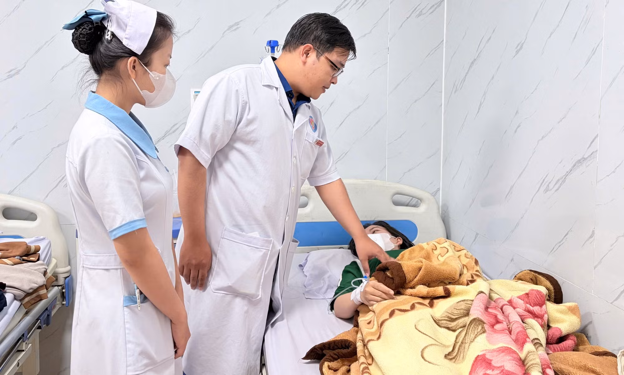 Gần 30 người nhập viện nghi ngộ độc sau khi ăn bánh mì -0