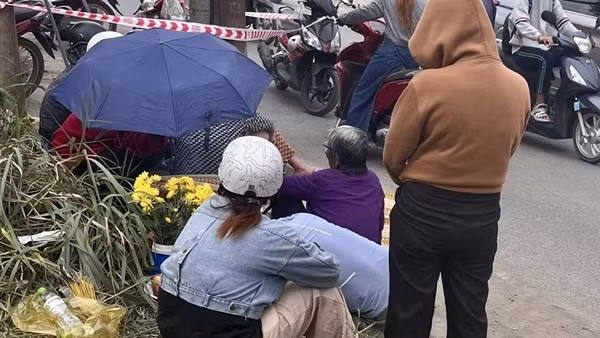 Giật mình ngã do còi xe đầu kéo, người phụ nữ tử vong thương tâm