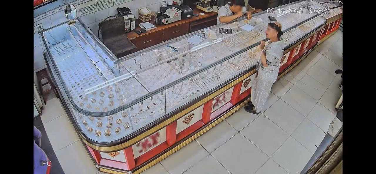 Bắt người giúp việc trộm lắc vàng, dây chuyền của chủ nhà, giấu trong bồn vệ sinh -1