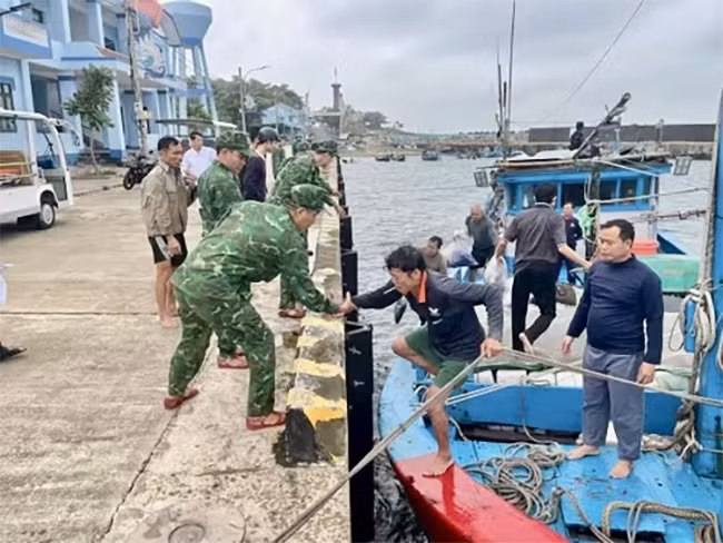 Cứu sống 6 thuyền viên bị chìm tàu cá gần đảo Cồn Cỏ -0