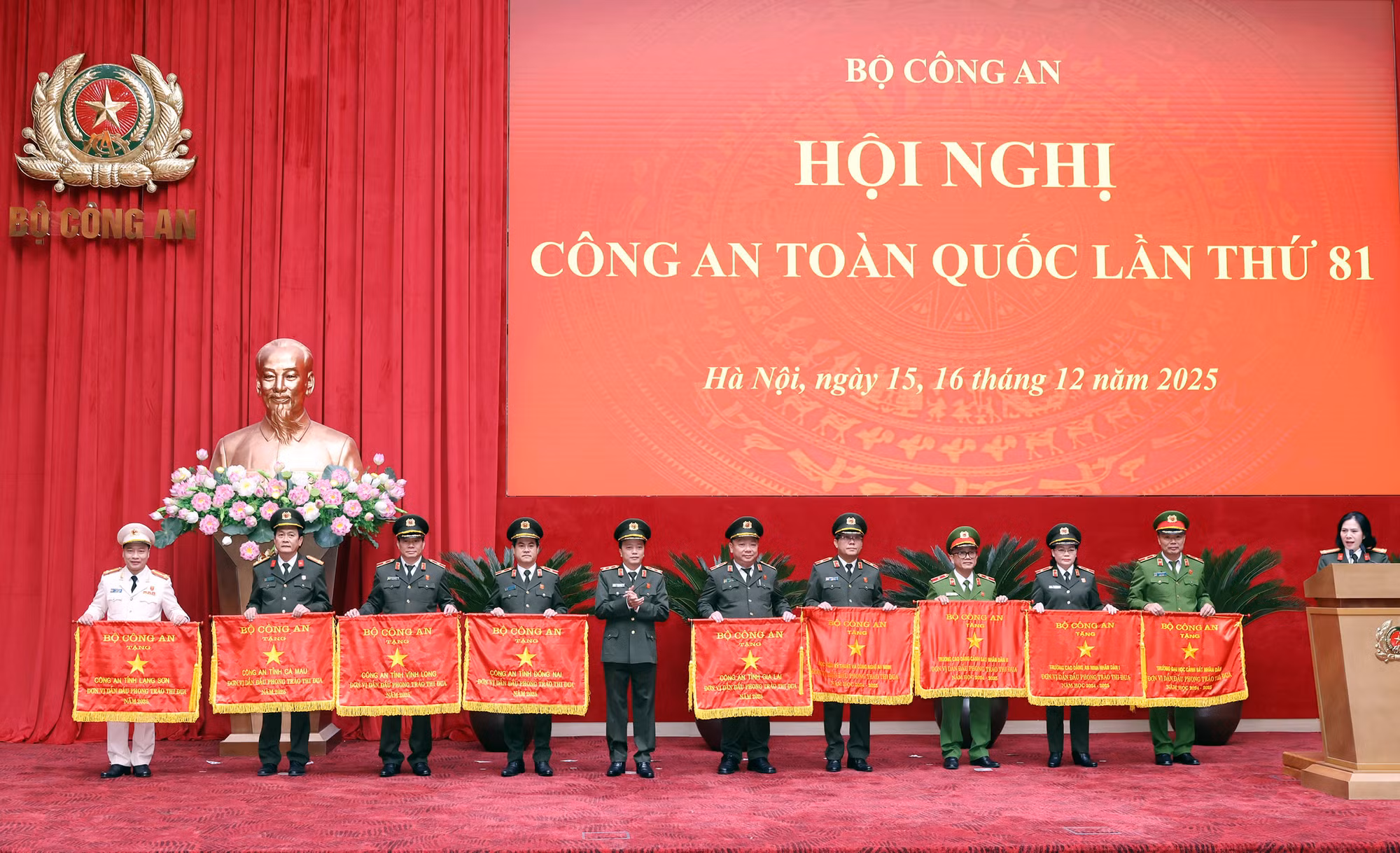 Trao tặng Huân chương, danh hiệu 