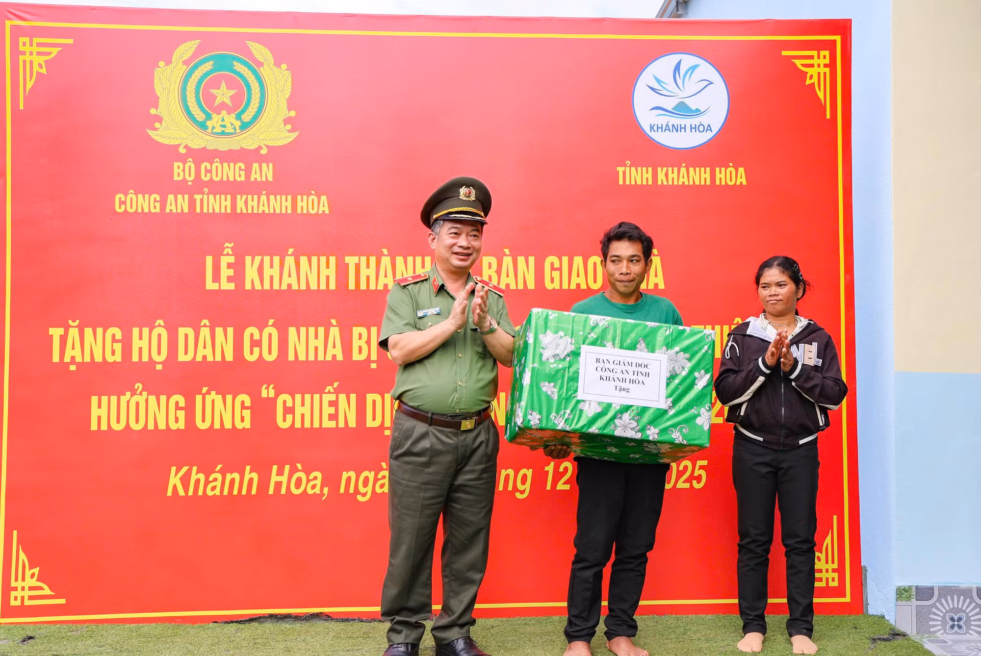 Công an tỉnh Khánh Hòa bàn giao căn nhà đầu tiên xây tặng người dân trong “Chiến dịch Quang Trung” -0