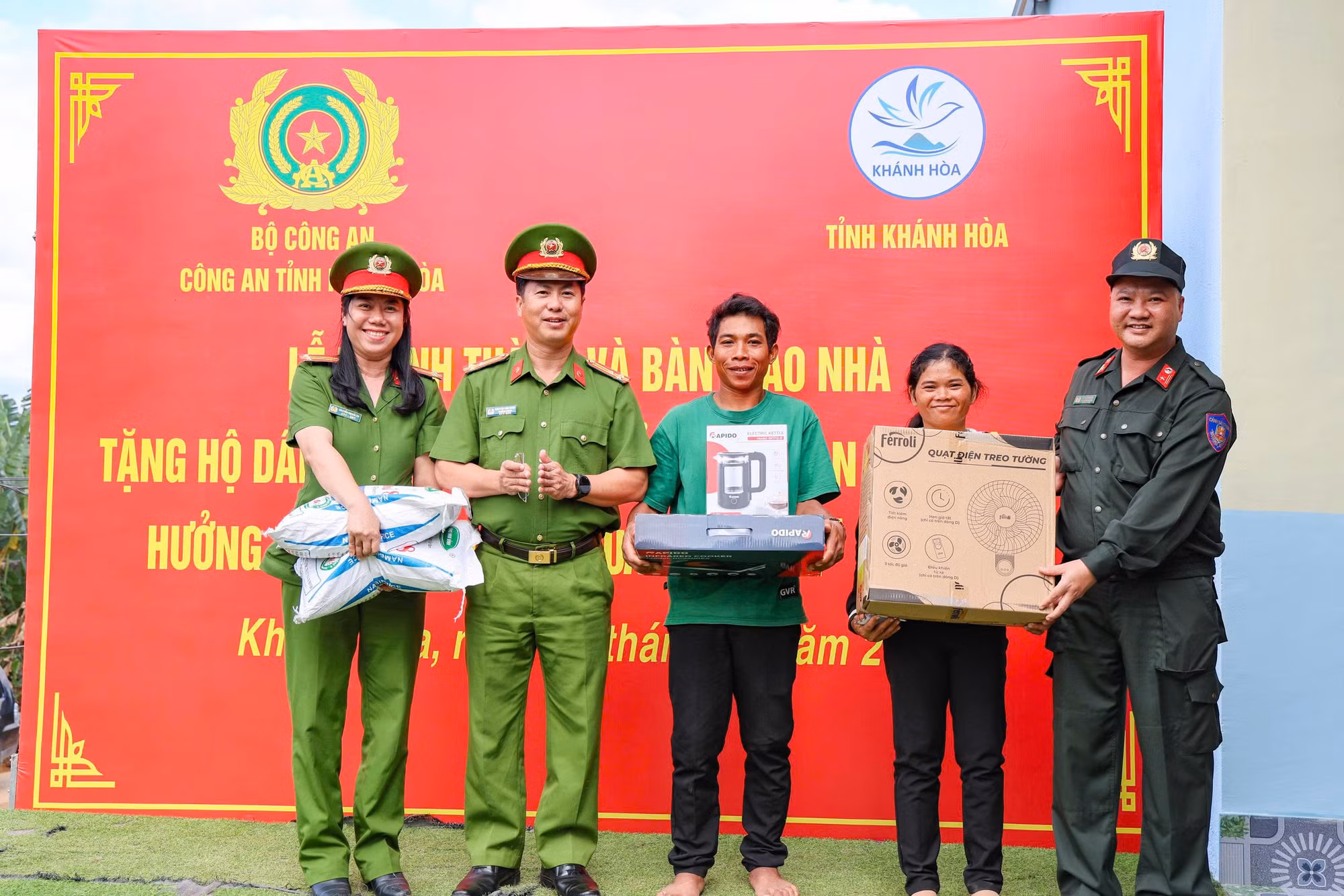 Công an tỉnh Khánh Hòa bàn giao căn nhà đầu tiên xây tặng người dân trong “Chiến dịch Quang Trung” -0