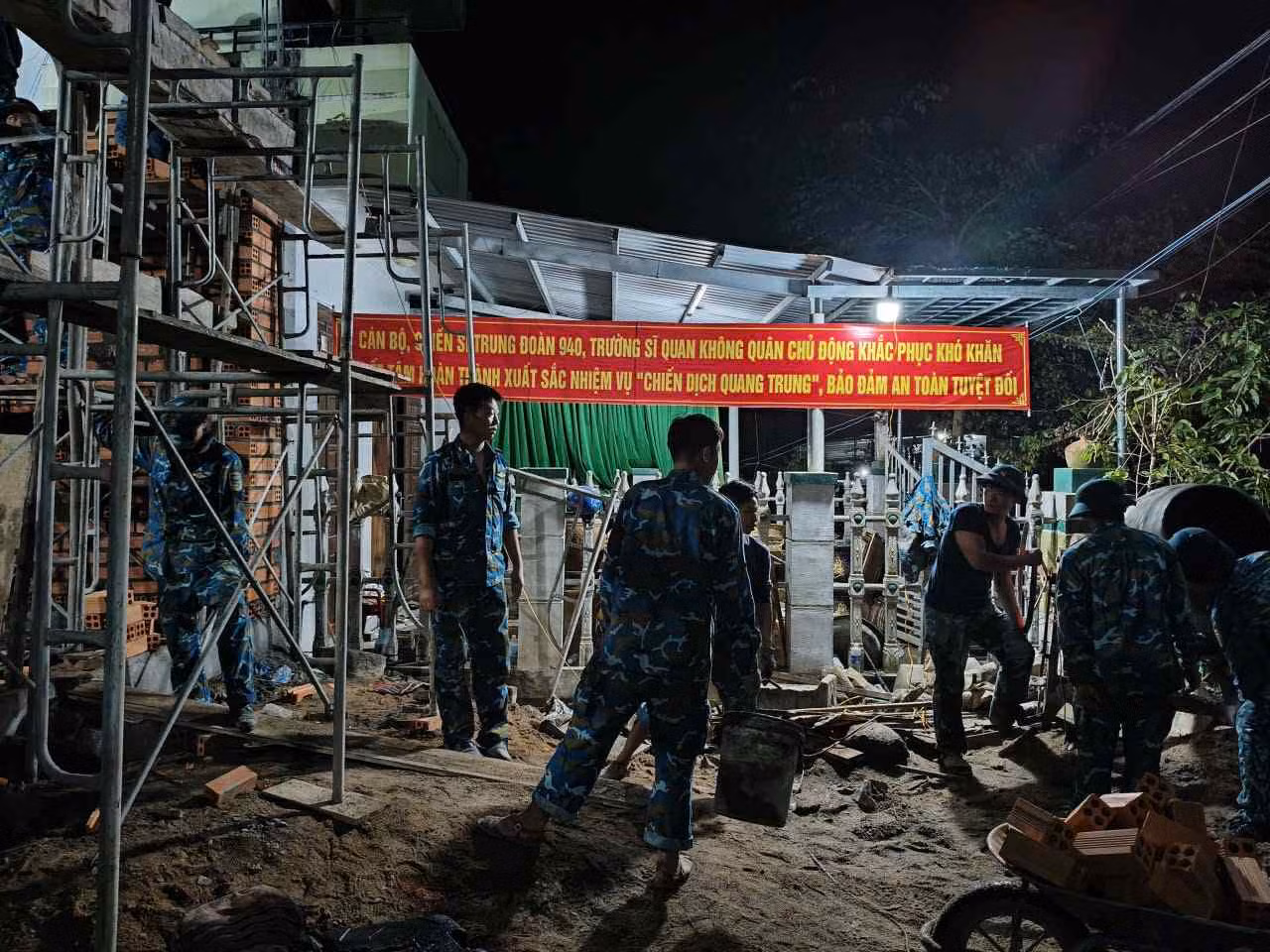 Trung đoàn 940 ra quân thực hiện “Chiến dịch Quang Trung” xây dựng lại nhà ở cho nhân dân vùng lũ -0