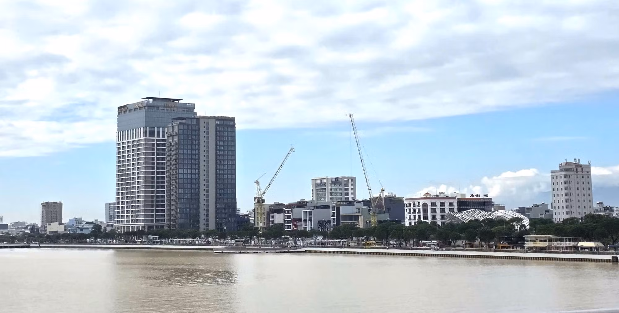 Đà Nẵng lý giải về loạt cao ốc ken dày bờ sông Hàn -0