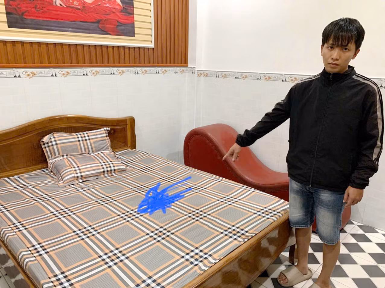 Bắt nóng gã thanh niên điều bạn gái đến nhà nghỉ để... cướp tài sản -0
