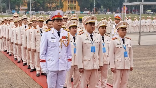 Đoàn đại biểu dự Đại hội Đoàn Thanh niên Bộ Công an vào Lăng viếng Bác