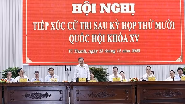 Chủ tịch Quốc hội Trần Thanh Mẫn tiếp xúc cử tri tại Cần Thơ