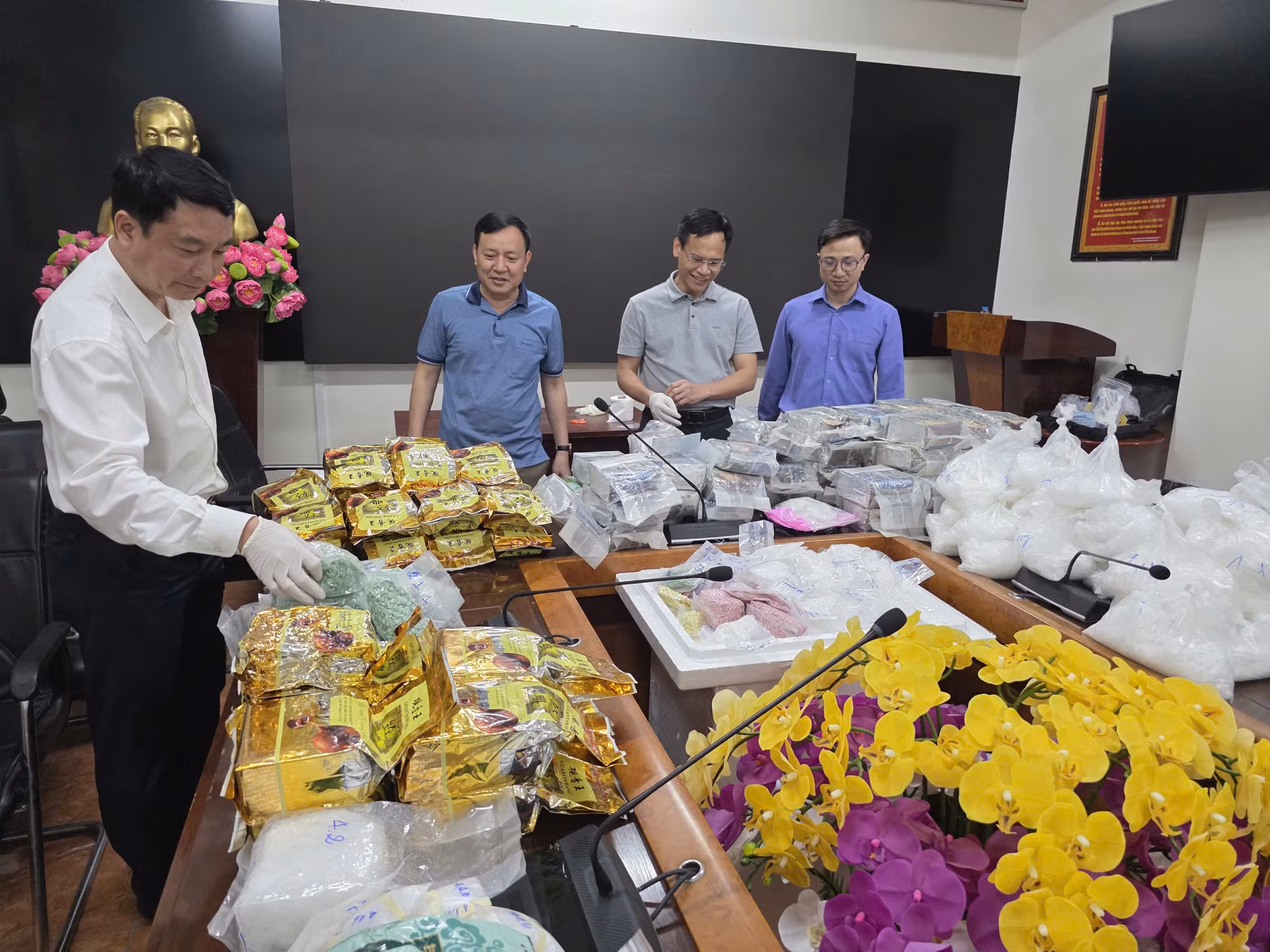 Bộ Công an triêt phá đường dây ma túy do các nghi phạm đang bị truy nã quốc tế cầm đầu -0
