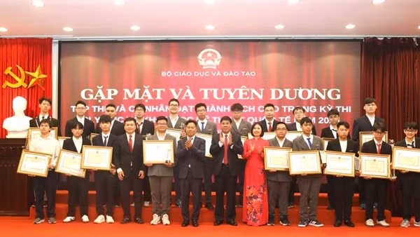 Tuyên dương học sinh đoạt giải Olympic và Khoa học kỹ thuật quốc tế