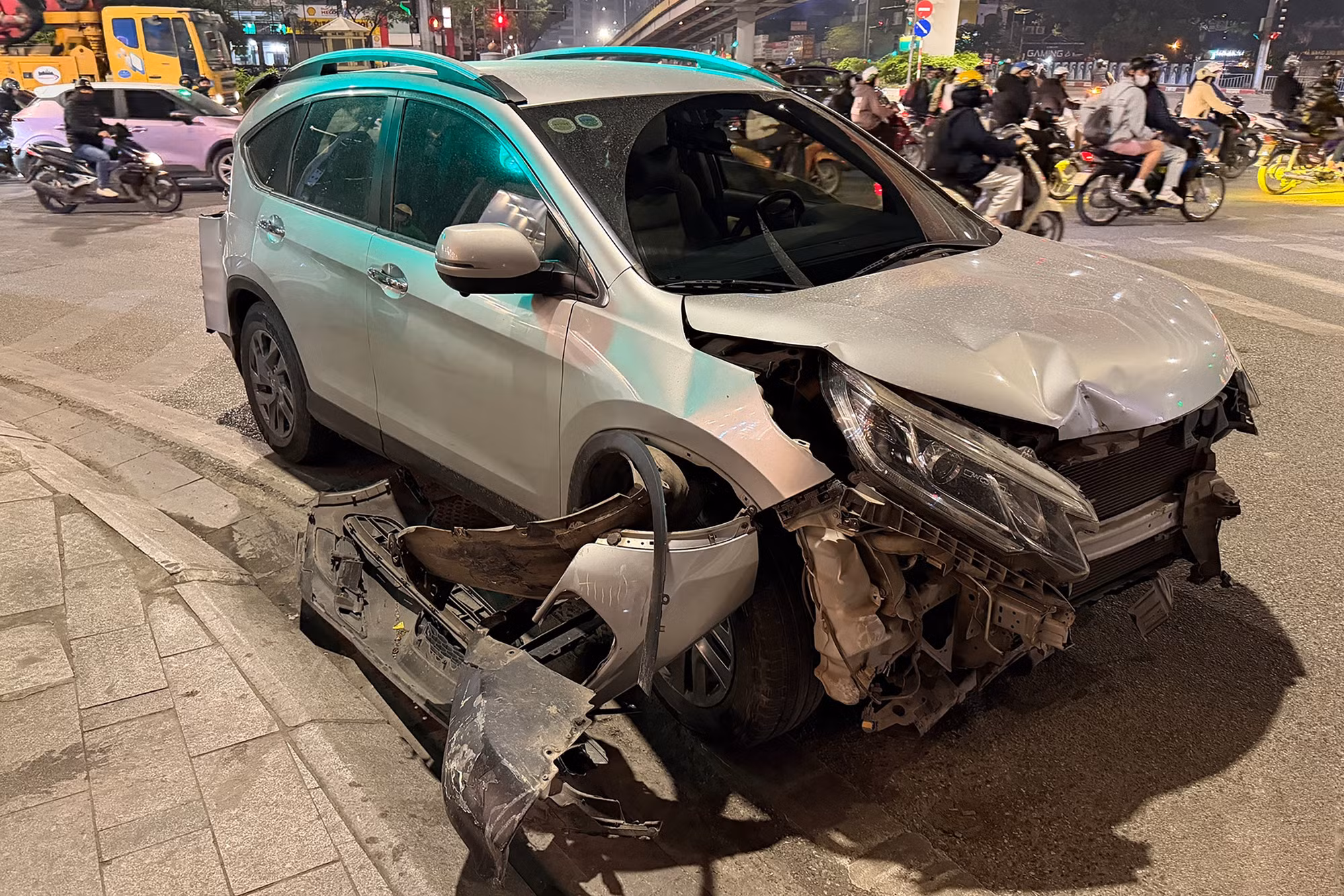 Tai nạn liên hoàn ở Hà Nội, tài xế lái ô tô bỏ chạy ảnh 2 Tai nạn liên hoàn ở Hà Nội, ô tô cùng xe máy hư hỏng nặng -0