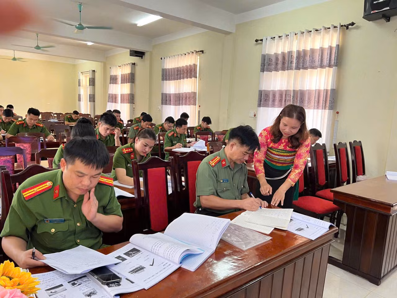 Ngôn ngữ là “Cánh cửa” để Công an gắn kết hơn với đồng bào miền núi -0
