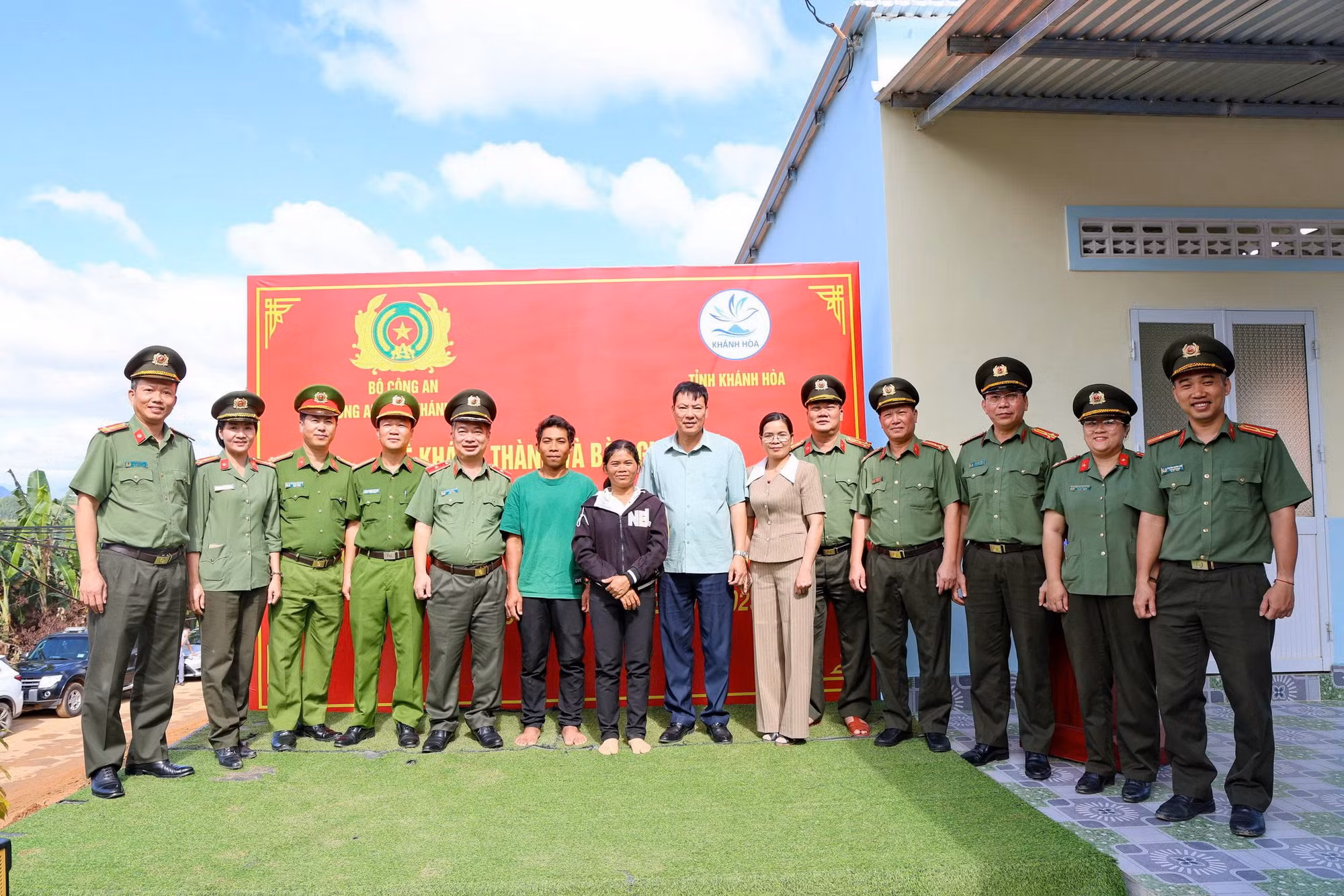 Công an tỉnh Khánh Hòa bàn giao căn nhà đầu tiên xây tặng người dân trong “Chiến dịch Quang Trung” -0