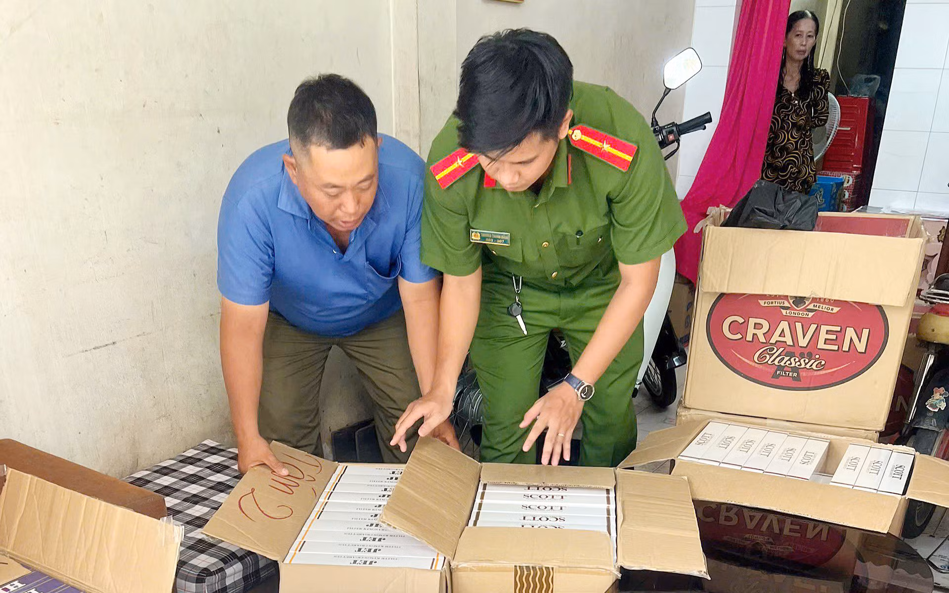 Bắt quả tang 3 đối tượng tàng trữ trên 5.000 bao thuốc lá lậu -0