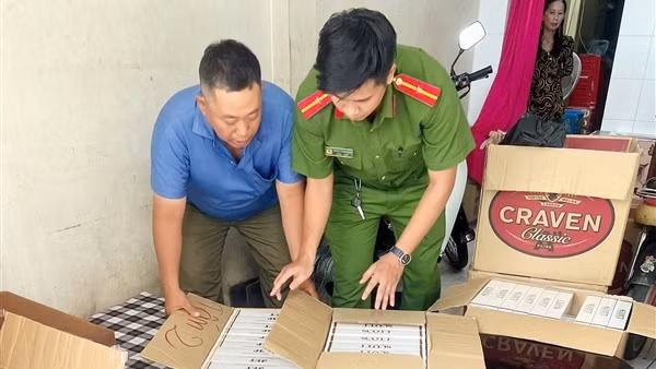 Bắt quả tang 3 đối tượng tàng trữ trên 5.000 bao thuốc lá lậu