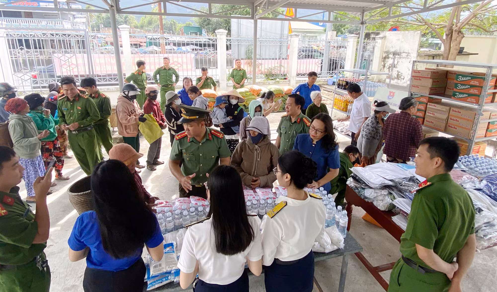  Khởi động mô hình “Cửa hàng 0 đồng” của Công an xã Công Hải -0