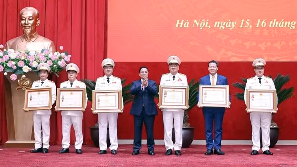 Thủ tướng Chính phủ Phạm Minh Chính trao danh hiệu "Anh hùng Lực lượng vũ trang nhân dân" và các Huân chương cao quý
