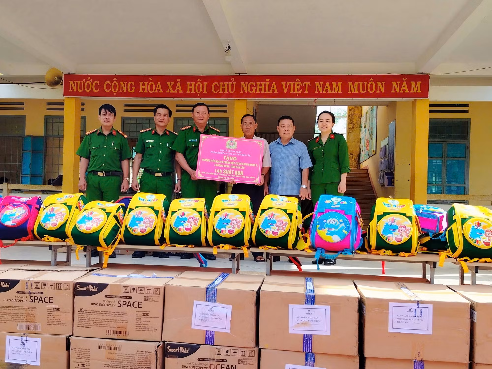 Trao tặng 444 suất quà cho học sinh vùng bão lũ ở hai xã phía Đông tỉnh Đắk Lắk -0