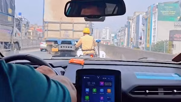 CSGT Hà Nội mở đường đưa sản phụ chuyển dạ đến bệnh viện