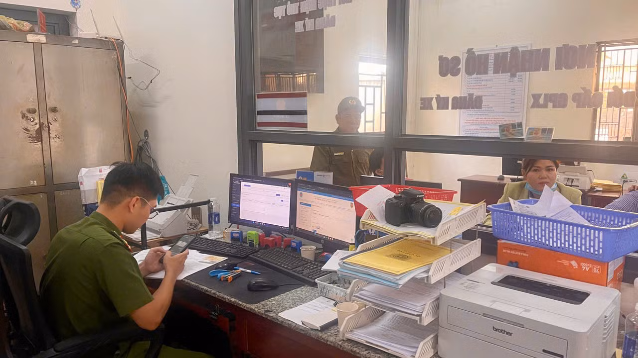 “Quét QR là xong” - Sáng kiến “một chạm” đăng ký xe toàn trình của Công an phường -0