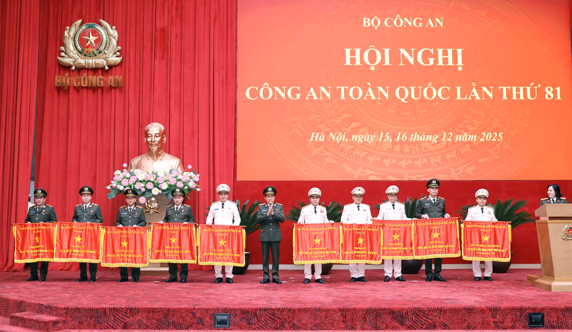 Trao tặng Huân chương, danh hiệu 