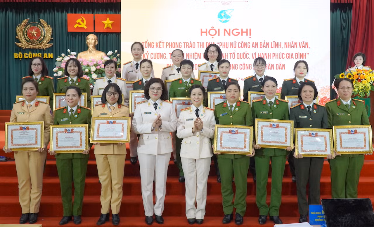 Nâng cao hiệu quả các phong trào thi đua trong Phụ nữ CAND -1