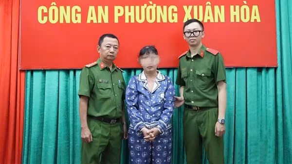 Người giúp việc trộm vàng của chủ nhà, giấu trong bồn vệ sinh