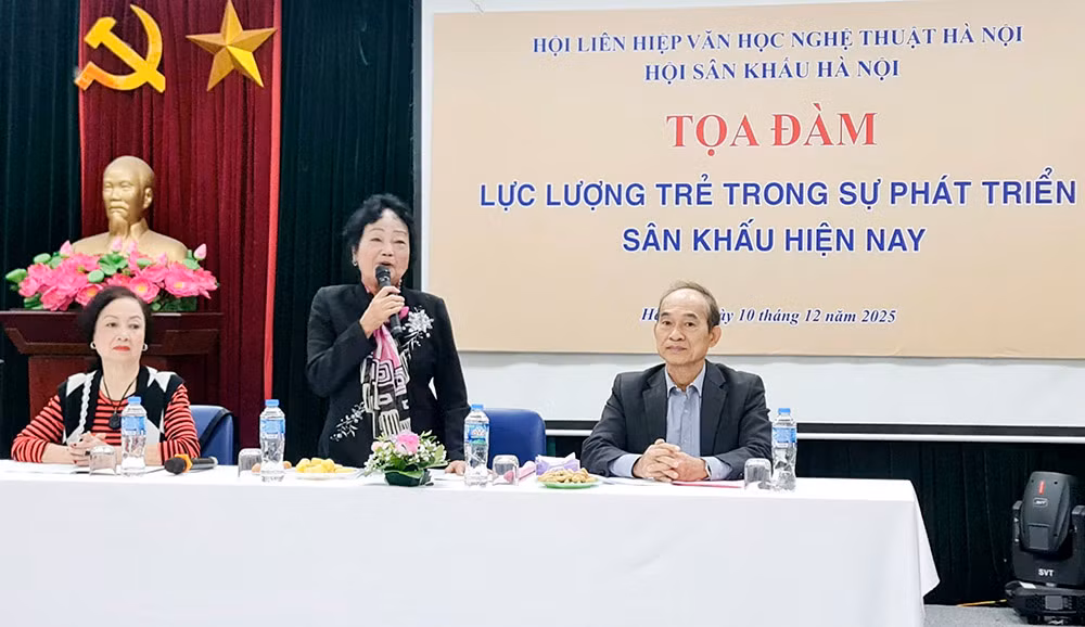 “Thầy già, con hát cũng già” -0