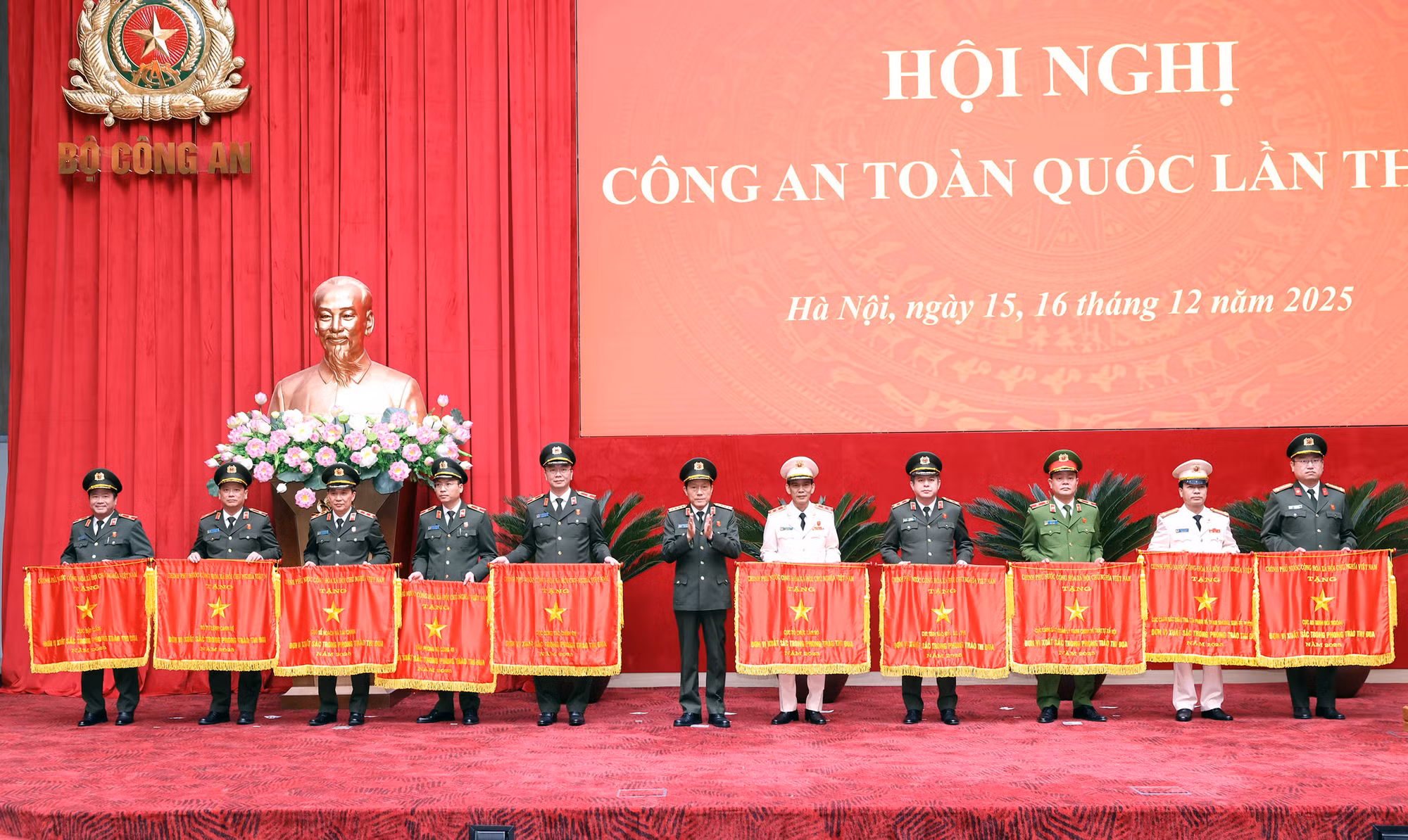 Trao tặng Huân chương, danh hiệu 