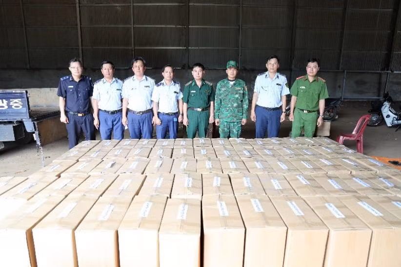 Tạm giữ lô hàng bánh kẹo không rõ nguồn gốc -0