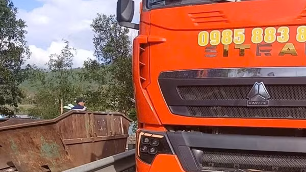Camera giám sát "tố" xe container đổ trộm rác thải công nghiệp