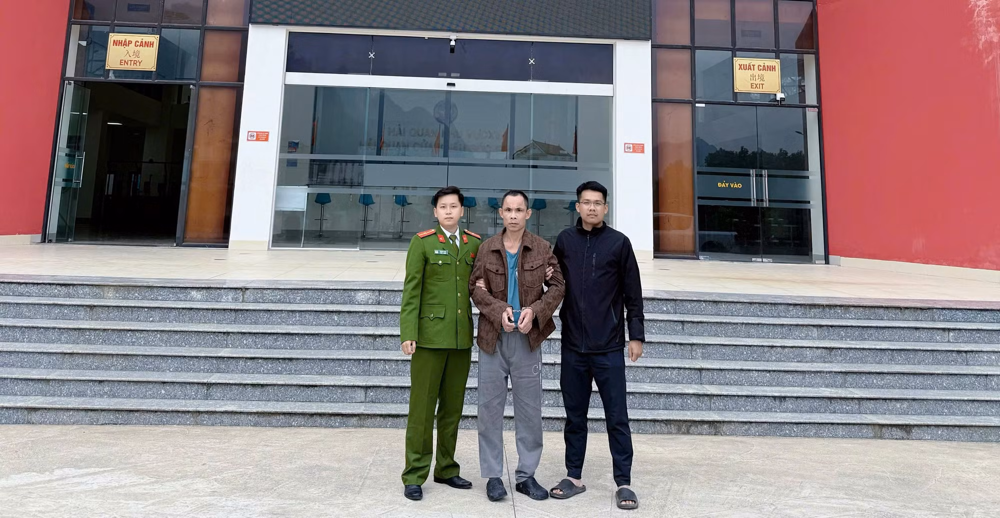 Công an xã lên biên giới bắt đối tượng truy nã -0