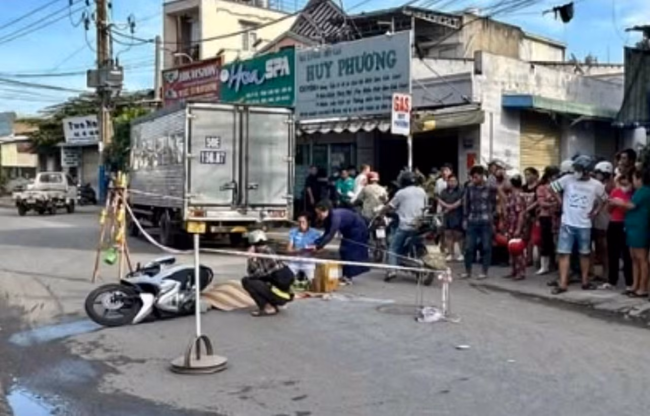Bị xe tải tông tử vong vì tránh ba gác đậu ngược chiều -0