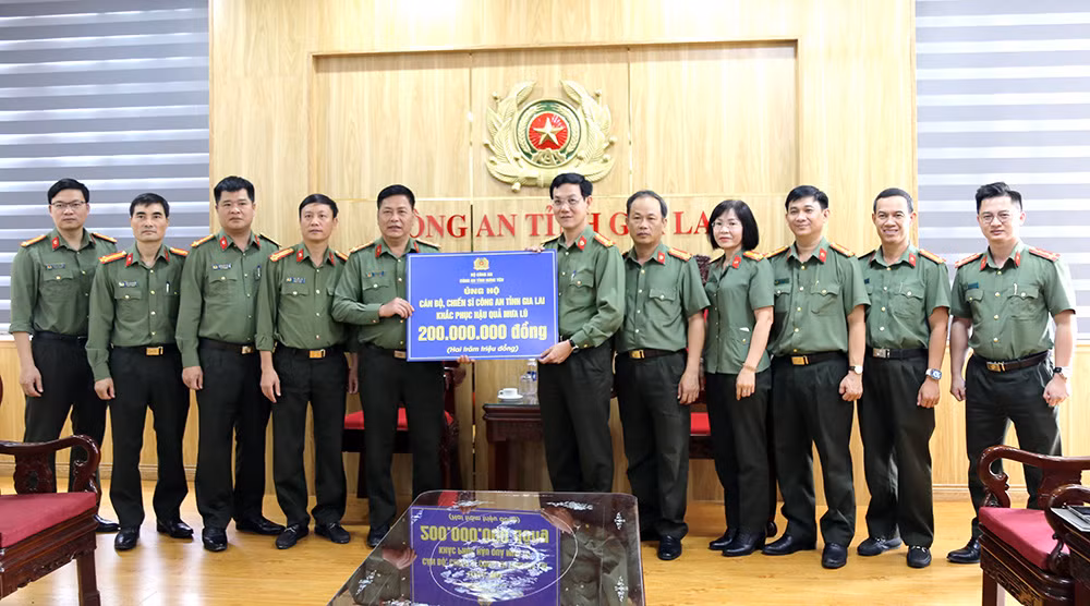 Công an tỉnh Hưng Yên hỗ trợ tỉnh Gia Lai 400 triệu đồng khắc phục hậu quả bão lũ -0