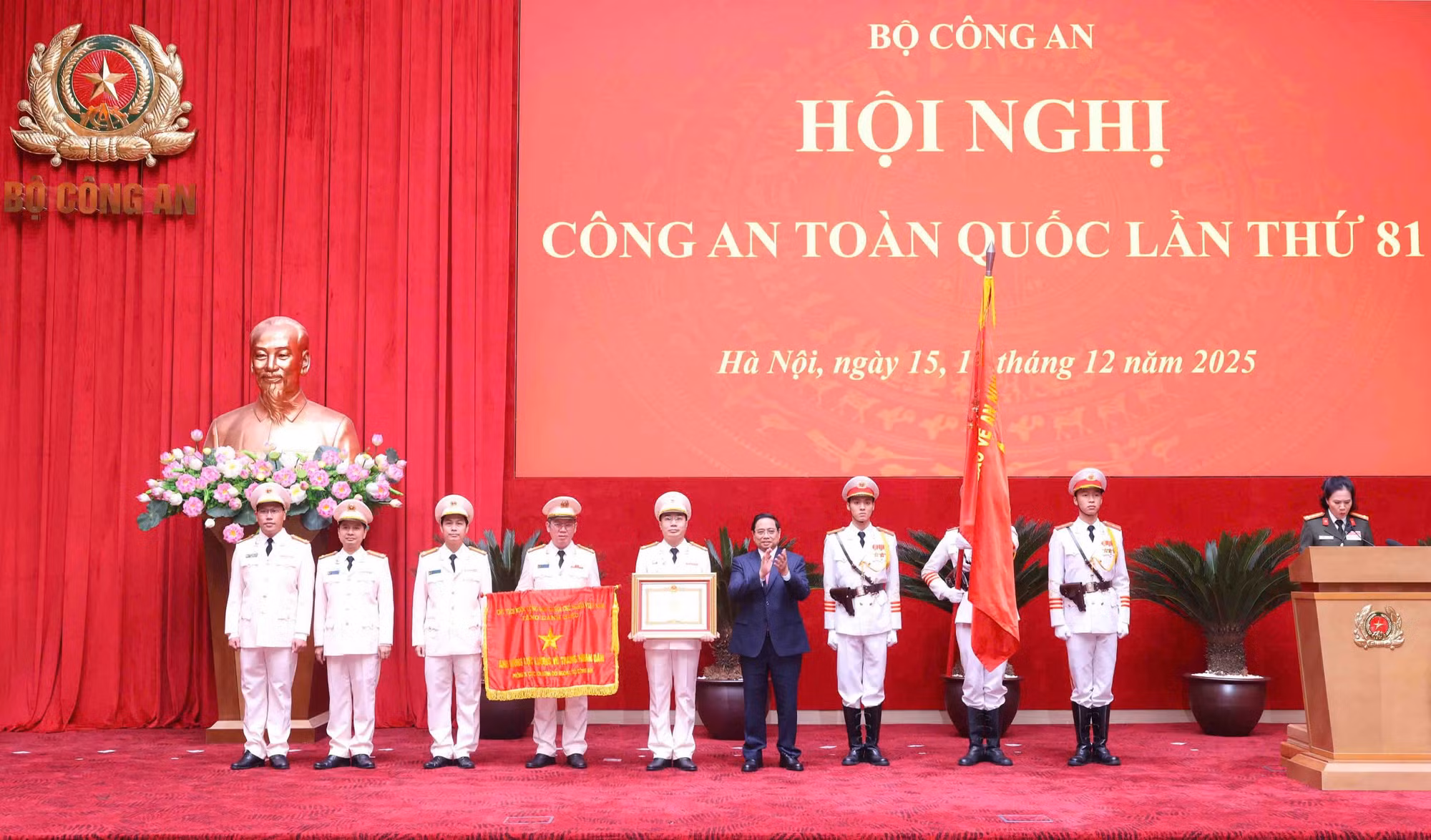 Trao danh hiệu 