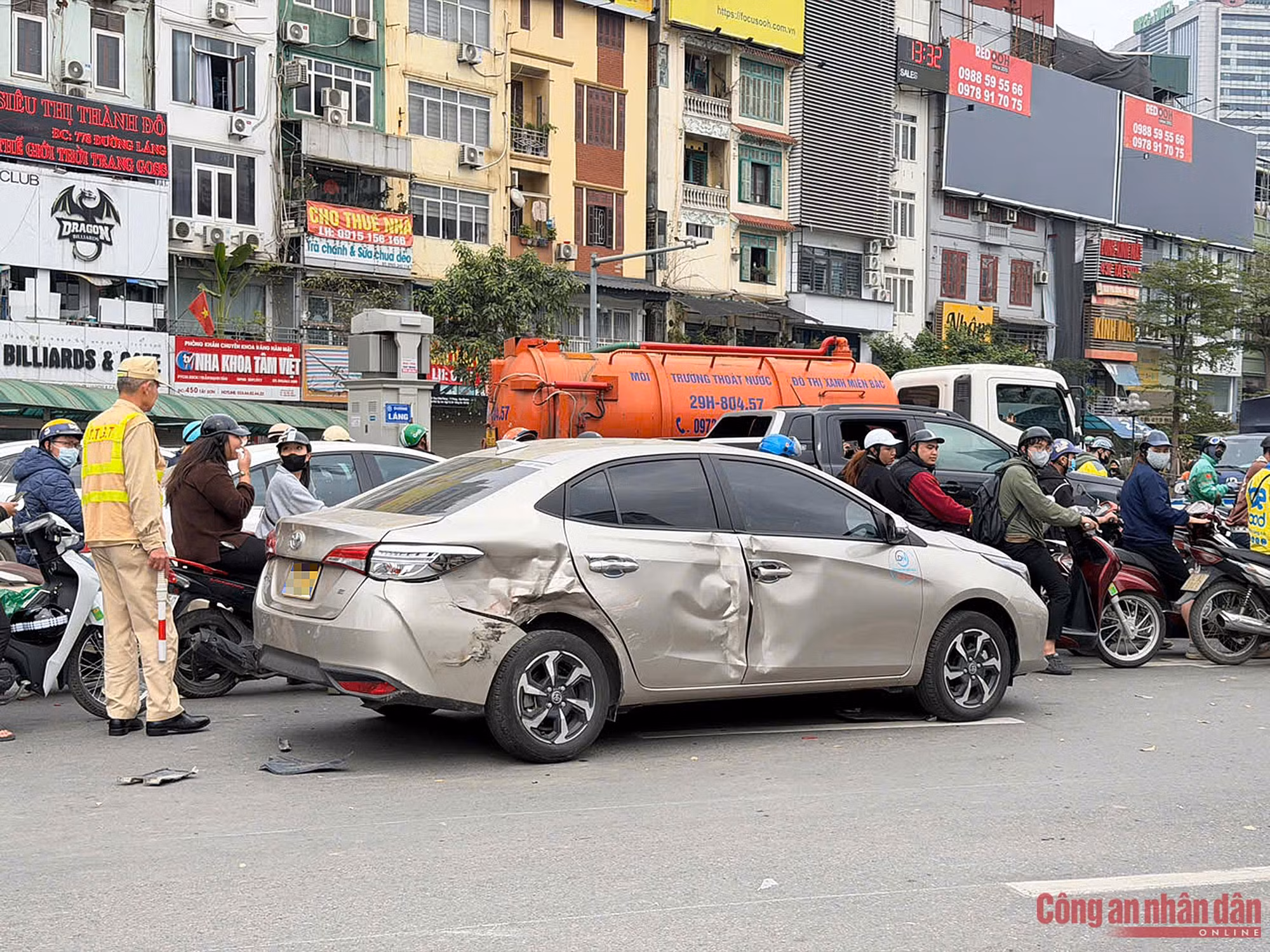 Xe Santa Fe lật nghiêng sau va chạm với 2 ô tô ảnh 2 2281020741917736542 (2).jpg -0