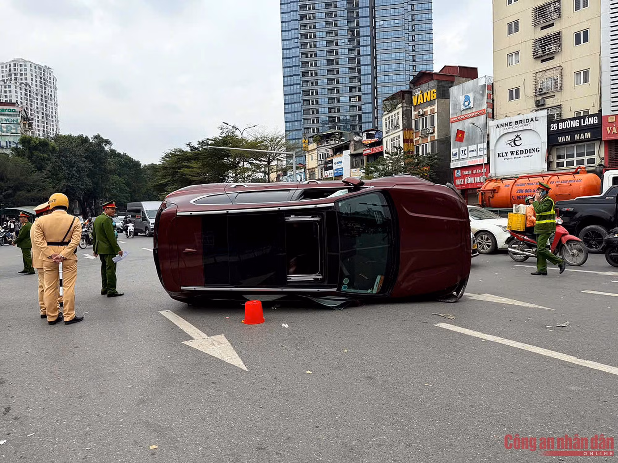 Xe Santa Fe lật nghiêng sau va chạm với 2 ô tô ảnh 1 2281020741917736542 (1).jpg -0