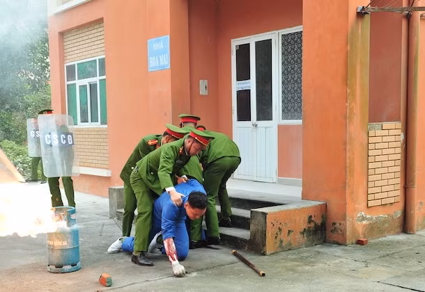 Khống chế thành công đối tượng gây rối tại cơ sở cai nghiện ma tuý trong diễn tập giải quyết một số tình huống đột xuất -8