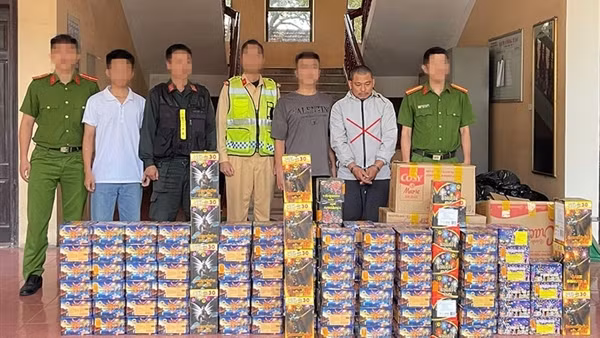 Nhồi gần 3,5 tạ pháo hoa trong 23 bao tải