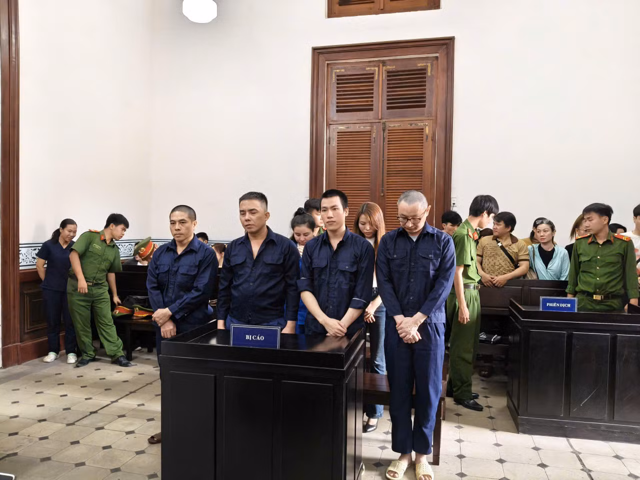 Nữ tiếp viên hàng không và “chồng hờ” cho nhân viên nữ bán dâm để tăng doanh thu -0