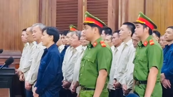 Xét xử 53 bị cáo trong vụ án buôn lậu 1,7 triệu lít xăng dầu