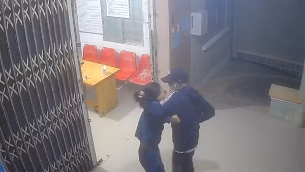 Vờ hỏi mua thuốc hạ sốt rồi khống chế nữ nhân viên trạm y tế , cướp tài sản